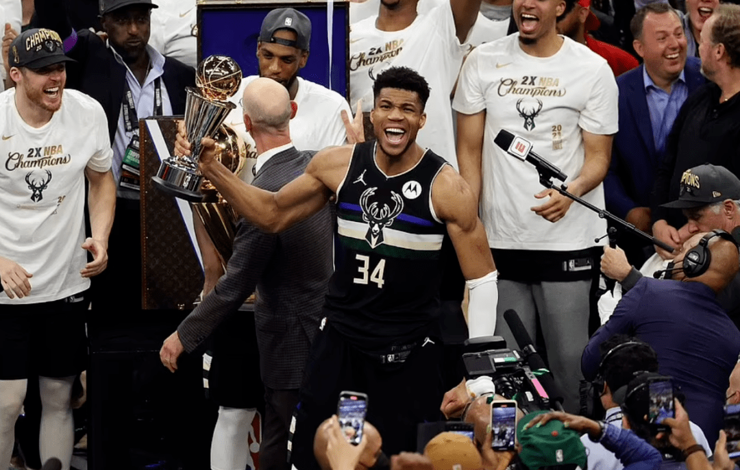 密尔沃基雄鹿训练开放日；今晚伤情更新引欢呼；德甲在即；球探报告显示潜力的简单介绍